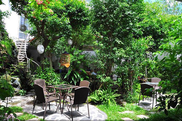 Cách trang trí quán cafe sân vườn đơn giản mà đẹp mắt