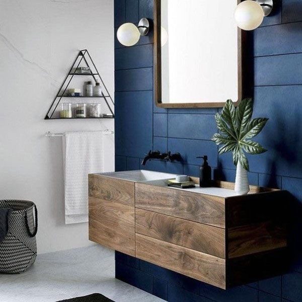 Phòng tắm màu xanh navy