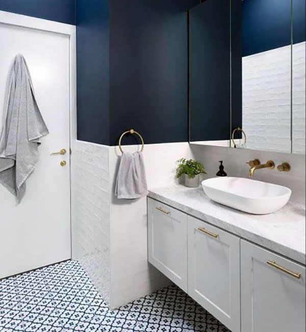 Phòng tắm màu xanh navy