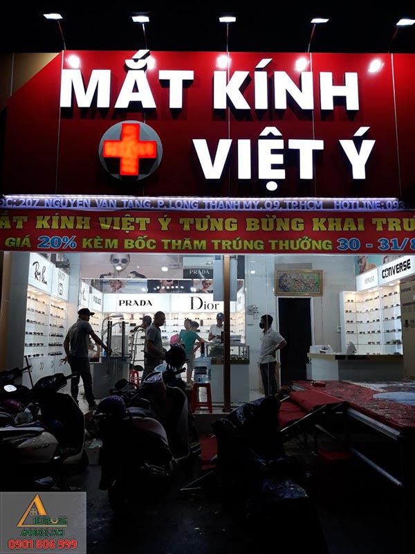 Thi công shop mắt kính Việt Ý của anh Việt