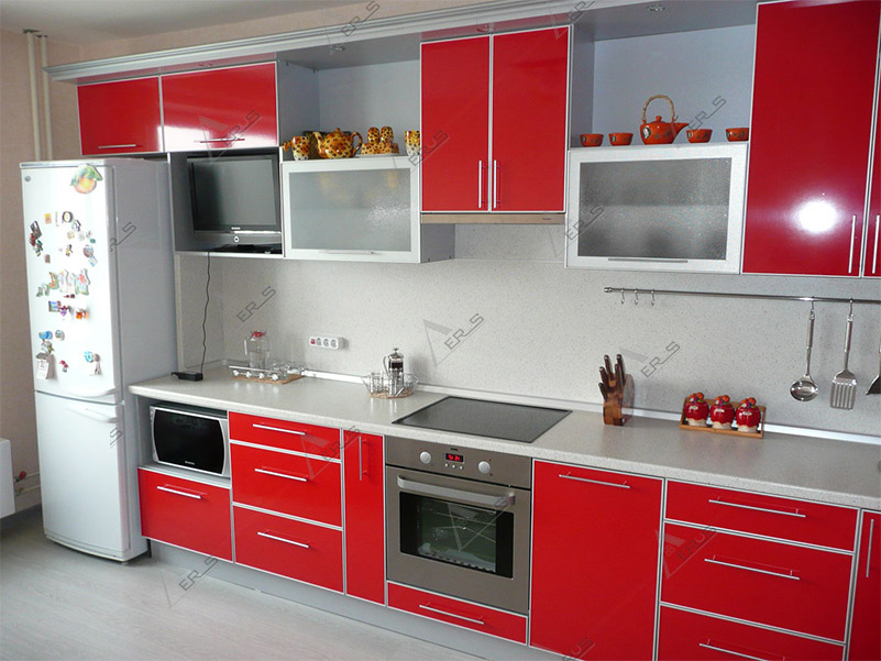 Mẫu thiết kế bếp nhà cấp 4 với tông màu đỏ